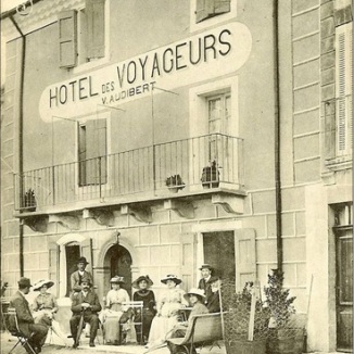 Elégants et élégantes devant l'Hôtel des Voyageurs